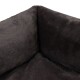 Nahaufnahme einer weichen, dunkelgrauen Hundebett-Ecke, die die plüschige Stofftextur und abgerundete Kanten zeigt.