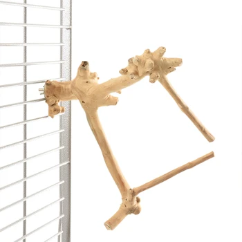 Natürlicher Holzvogelstange, die an einem Metallkäfig befestigt ist, mit mehreren Ästen zum Klettern und Ausruhen.