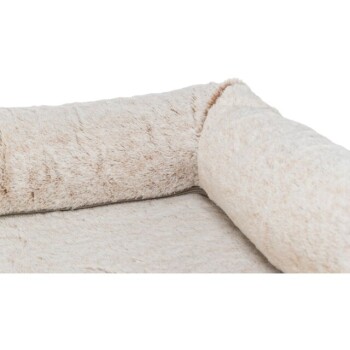 Eine Nahaufnahme eines weichen, beigen Haustierbettes mit plüschigem, flauschigem Stoff und erhöhten Rändern, entworfen für Komfort.