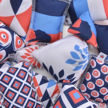 Eine Sammlung von bunten Haustierspielzeugen mit verschiedenen geometrischen Mustern in Rot, Blau und Weiß, unordentlich angeordnet.