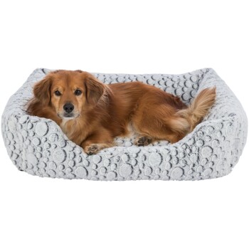 Ein gemütliches, hellgraues Hundebett mit einer strukturierten, blasenartigen Oberfläche, mit einem entspannten braunen Hund, der bequem darin liegt.