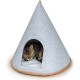 Ein gemütliches graues Filz-Katzentent in dreieckiger Form, mit einem runden Eingang und einer schlafenden Bengal-Katze darin.