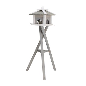 Ein dekoratives Vogelhaus auf einem hohen, grauen Holzständer mit einem geneigten Dach und weißen Verzierungen, entworfen für den Außenbereich.