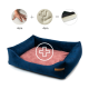 Ein plüschiges Haustierbett mit navyblauem Außenmaterial und weichem rosa Innenfutter, mit einem Kreuzsymbol in der Mitte und Maßen, die eine Dicke von 4 cm anzeigen.