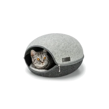 Ein gemütliches, rundes Katzenbett mit einem grauen Filzaußen und einem dunkelgrauen Boden, mit einer Katze mit auffälligen orangefarbenen Augen, die herausblickt.