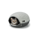 Ein gemütliches, rundes Katzenbett mit einem grauen Filzaußen und einem dunkelgrauen Boden, mit einer Katze mit auffälligen orangefarbenen Augen, die herausblickt.