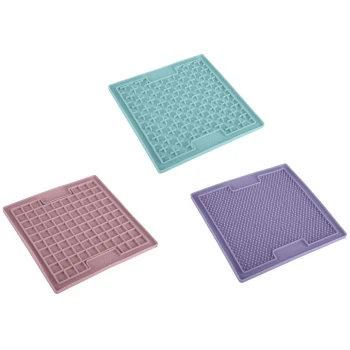 Drei bunte Silikon-Haustierfütterungsmatten in Pink, Blau und Lila, mit strukturierten Oberflächen zum Lecken und Essen.