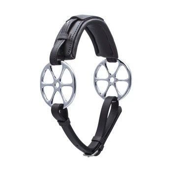 Schwarzes Leder-Haustiergeschirr mit verchromten, radförmigen Akzenten, entworfen für Komfort und Stil.