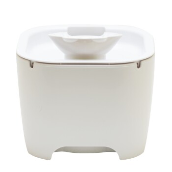Weißer Futteraufbewahrungsbehälter für Haustiere mit abnehmbarem Deckel und einem integrierten Löffelhalter oben.