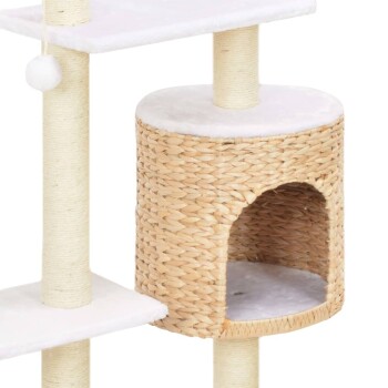 Katzenbaum mit mehreren Ebenen, mit einem geflochtenen Versteck und einem baumelnden Pom-Pom-Spielzeug, entworfen für das Spielen und Ausruhen von Katzen.