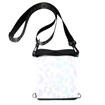 Eine stilvolle Tragetasche für Haustiere mit einem pastellfarbenen Leopardenmuster, mit einem schwarzen Riemen und einem Reißverschluss.