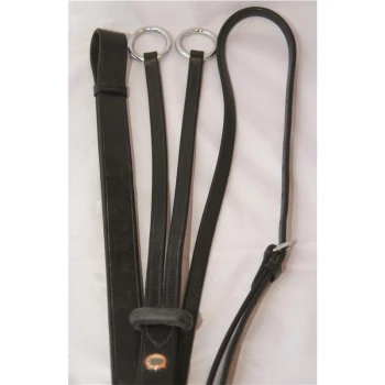 Schwarzes Leder-Hundegeschirr mit drei verstellbaren Riemen und Metallringen, entworfen für Komfort und Kontrolle während der Spaziergänge.