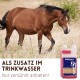 Pferd mit Reiter in Reitausrüstung neben einer rosa Supravit Elektrolyt-Ergänzungsflasche, Text „Nach intensiver Anstrengung“.