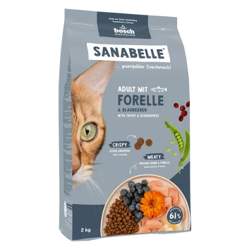 Die Verpackung für Katzenfutter zeigt eine Nahaufnahme des Katzenkopfes, beschriftet mit "SANABELLE Adult mit Forelle & Blaubeeren" mit Kroketten, Blaubeeren und Fisch.