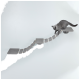 Eine graue Katze läuft verspielt über eine moderne, geschwungene Katzenbrücke aus flachen Plattformen und Verbindungselementen, vor einem hellen Hintergrund.