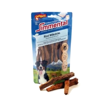 Eine Tüte Simmental Rind Milchsticks für Hunde, mit einem schwarz-weißen Hund auf der Vorderseite, mit Milchsticks, die vorne angezeigt werden.