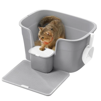 Eine hellgraue Katzenstreu-Box mit einer Katze, die darin sitzt, mit einem abnehmbaren oberen Fach und einer gestreiften Matte darunter.