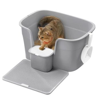 Eine hellgraue Katzenstreu-Box mit einer Katze, die darin sitzt, mit einem abnehmbaren oberen Fach und einer gestreiften Matte darunter.