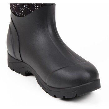 Schwarzer Gummistiefel mit strukturiertem Obermaterial und robuster Sohle, entworfen für Langlebigkeit und Komfort bei nassen Bedingungen.