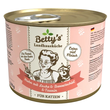 Dose mit Betty's Landhausküche Katzenfutter mit einem rosa Etikett und einer Kochillustration, die "Huhn mit Lachs & Borretschöl & Taurin" angibt.