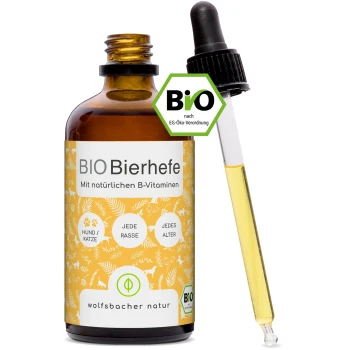 Eine Sammlung von Haustier-Nahrungsergänzungsmitteln: ein gelber "BIO Bierhefe"-Behälter, eine braune Glasflasche, eine Tropfflasche und eine mit einem Hund illustrierten Schachtel.