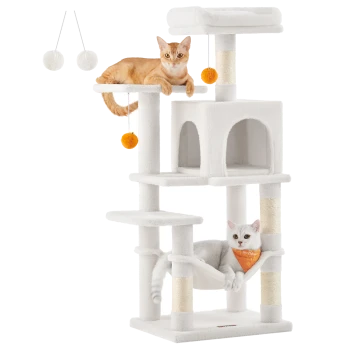 Zwei Katzen, eine orangefarbene Tabby und eine weiße Katze mit einem orangefarbenen Halstuch, entspannen sich auf einem mehrstöckigen weißen Kratzbaum mit hängenden Spielzeugen.