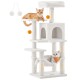 Zwei Katzen, eine orangefarbene Tabby und eine weiße Katze mit einem orangefarbenen Halstuch, entspannen sich auf einem mehrstöckigen weißen Kratzbaum mit hängenden Spielzeugen.