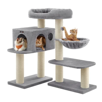 Kratzbaum 112cm beige hellgrau Ein grauer Katzenbaum mit zwei Katzen: einer flauschigen orange-weißen Katze in einem würfelförmigen Versteck und einer orangefarbenen Katze, die mit einem hängenden Ball darüber spielt.