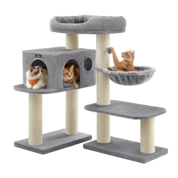 Ein grauer Katzenbaum mit zwei Katzen: einer flauschigen orange-weißen Katze in einem würfelförmigen Versteck und einer orangefarbenen Katze, die mit einem hängenden Ball darüber spielt.