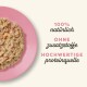 Ein rosa Teller mit texturiertem Haustierfutter aus Fleisch und Meeresfrüchten. Text: '100% natürlich, ohne Zusatzstoffe, hochwertige Proteinquelle.'