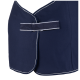 Navyblauer Haustiermantel mit weißem Rand und einem vorderen Befestigungsriemen, entworfen für Wärme und Komfort.