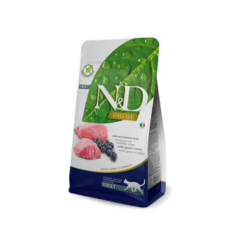 N&D Prime Erwachsenen-Katzenfutterbeutel mit einem Rezept aus Lamm und Heidelbeeren, mit rosa Fleischstücken und Heidelbeeren auf der Vorderseite.
