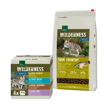 Real Nature Wilderness Tiernahrungsverpackung: 2,5 kg "True Country" Beutel mit Katzen- und Fischbild, plus ein 4er-Pack mit 100g Portionen.