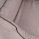 Nahaufnahme eines weichen, plüschigen Haustierbettes in helltaupe mit einem schwarzen genähten Rand, das seine gemütliche Textur zeigt.