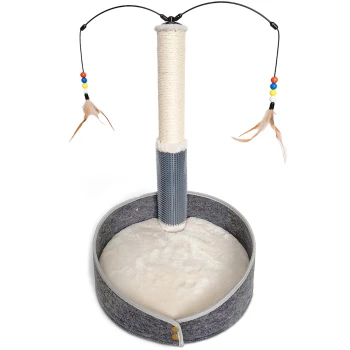 Kratzstamm Bella Katzenkratzbaum mit einem plüschigen Sockel, einem hohen Sisal-umwickelten Pfosten und hängenden Feder-Spielzeugen für interaktives Spielen.