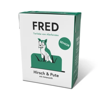 Verpackung für FRED Hundefutter, mit einem Cartoon-Hund auf einer Couch, beschriftet mit "Hirsch & Pute mit Amaranth" und "SENIOR."