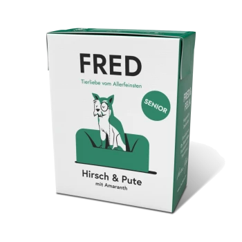 Verpackung für FRED Hundefutter, mit einem Cartoon-Hund auf einer Couch, beschriftet mit "Hirsch & Pute mit Amaranth" und "SENIOR."