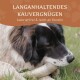 Schwarz-weißer Hund kaut an einem Horn im Gras; ein braunes Banner trägt die Aufschrift 'LANGANHALTENDES KAUVERGNÜGEN' und 'kalorienfrei & reich an Keratin'.