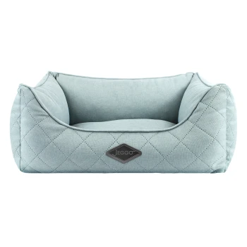 Helle blaue Hundebett mit einem gesteppten Design und einem schwarzen Jeggo-Logo auf der Vorderseite.