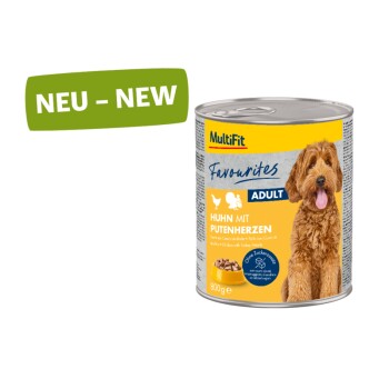 Dosen-Hundefutter mit der Aufschrift "MultiFit Favourites Adult", das Huhn mit Truthahnherzen enthält, mit einem neuen Produktetikett in grün.