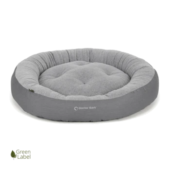 Graues rundes Haustierbett mit gepolstertem Design, gekennzeichnet mit "Doctor Bark," mit einem weichen Stoff und einem "Green Label"-Logo.