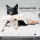 Ein schwarz-weißer Hund hält ein Plüschknochen-Spielzeug, mit Text darüber, dass es aus recycelten Materialien hergestellt ist.