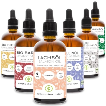 Sechs bernsteinfarbene Glasflaschen mit Haustieröl, die auf Deutsch beschriftet sind, darunter Lachs-, Leinsamen- und Schwarzkümmelöl, die natürliche Inhaltsstoffe und Vorteile hervorheben.