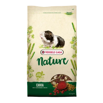 Een zak van 2,3 kg Versele-Laga Nature Cavia cavia voer met een zwart-witte cavia illustratie en de tekst 'Extra Vegetables' en 'Vit C.'