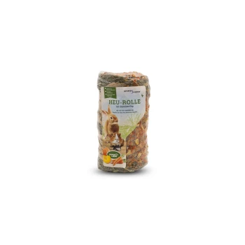 Heu-Rolle mit Gemüse-Dip, 200g Ein Heuballen für kleine Haustiere, beschriftet mit "HEU-ROLLE mit Gemüse-Dip," mit Bildern eines Kaninchens und eines Meerschweinchens, mit bunten Gemüsestücken sichtbar.