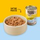 Eine beige Schüssel, gefüllt mit feuchtem Haustierfutter, steht neben einer Dose mit der Aufschrift "DOGS'n TIGER FREIGEIST," die Hähnchen mit Lachs und Karotten enthält.