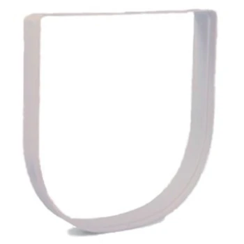 Eine weiße Kunststoff-Hundeschüssel mit U-förmigem Design, mit glatten Kanten und einem einfachen, minimalistischen Stil.