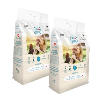 Soft Adult Huhn und Kartoffel 2x4 kg Zwei Tüten Swiss Natural Junior Haustierfutter, mit einem sanften Design und einem Herzlogo, Nährwertinformationen und einem 4 kg Gewichtsetikett.