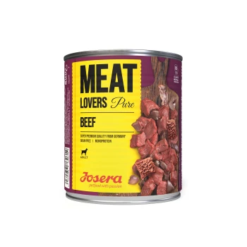 Dosen-Haustierfutter mit der Aufschrift 'MEAT LOVERS Pure Beef' mit sichtbaren Fleischstücken, mit 'Super Premium Quality from Germany' und 'Grain Free.'