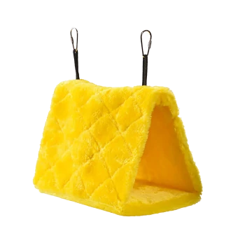 Eine leuchtend gelbe, gesteppten Haustierhängematte mit dreieckiger Form, ausgestattet mit zwei schwarzen Clips zum Aufhängen.